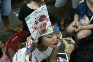 若い女性にフェイスペイントをしている様子