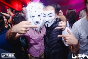 ホーチミン1区のクラブ「Lush Saigon」のハロウィンパーティーで仮装している二人組