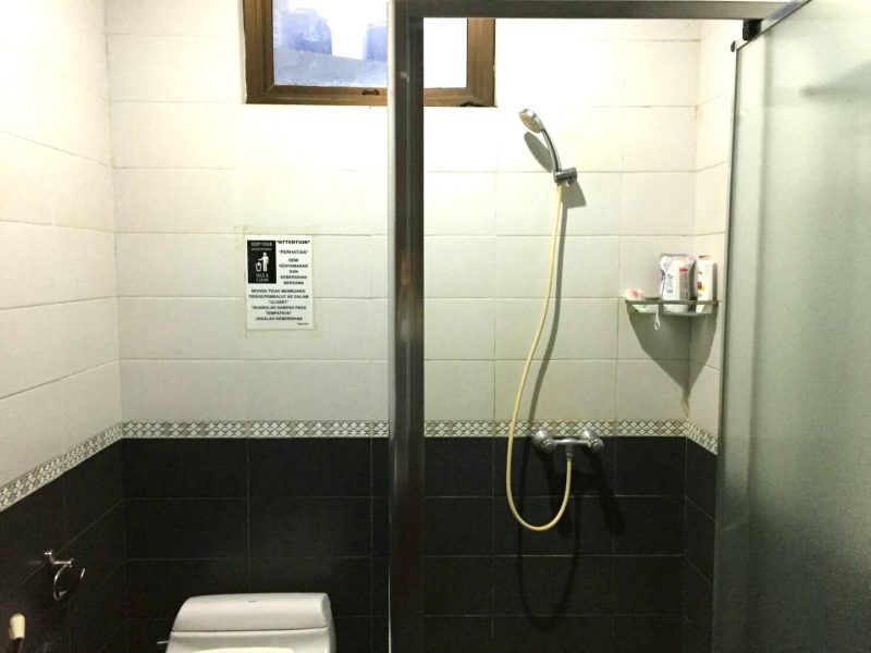 インドネシアの住居「コス」のトイレ兼シャワールーム