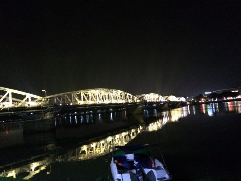 夜のチャンティエン橋とボート。