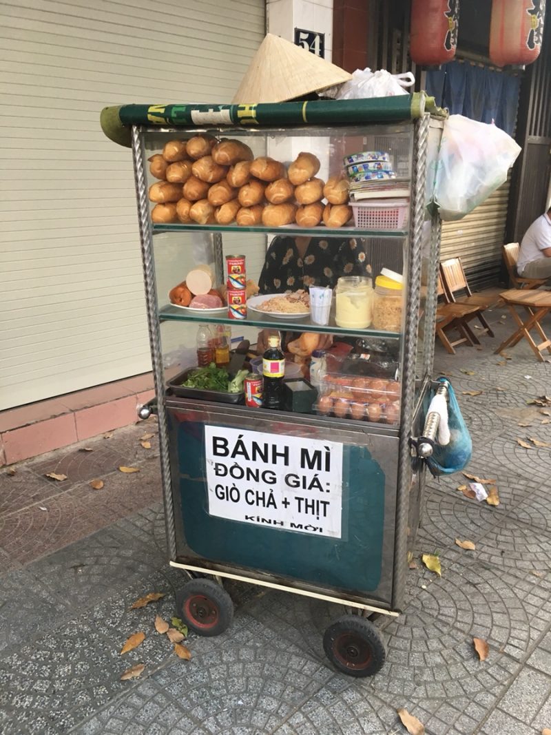 バインミーを作る屋台